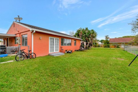 House in Palm Springs, Florida 3 bedrooms, 103.31 sq.m. № 1151710 - photo 6