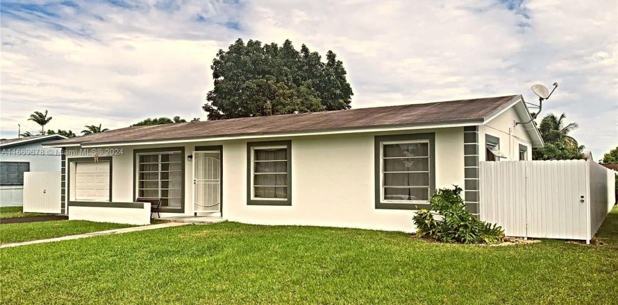 House in Miami, Florida 3 bedrooms, 107.02 sq.m. № 1394910