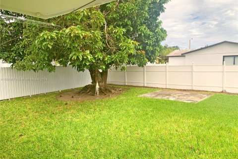 House in Miami, Florida 3 bedrooms, 107.02 sq.m. № 1394910 - photo 19