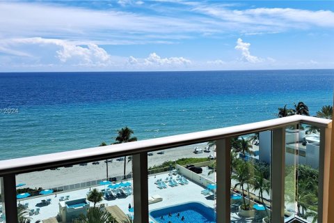 Condominio en alquiler en Hollywood, Florida, 1 dormitorio, 77.57 m2 № 1395007 - foto 1