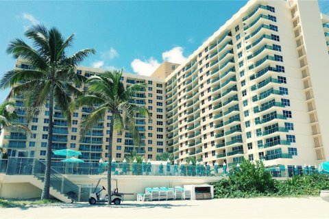 Condominio en alquiler en Hollywood, Florida, 1 dormitorio, 77.57 m2 № 1395007 - foto 3