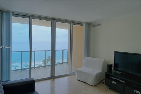 Condominio en alquiler en Hollywood, Florida, 1 dormitorio, 77.57 m2 № 1395007 - foto 2