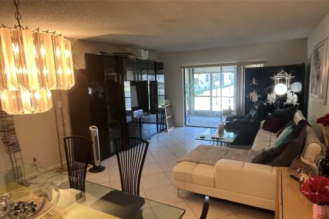 Condo in Tamarac, Florida, 2 bedrooms  № 1189758 - photo 4