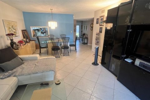 Condo in Tamarac, Florida, 2 bedrooms  № 1189758 - photo 8