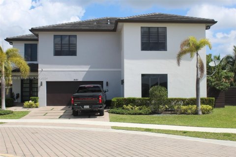 Купить виллу или дом в Майами-Лейкс, Флорида 5 спален, 362.69м2, № 934175 - фото 1