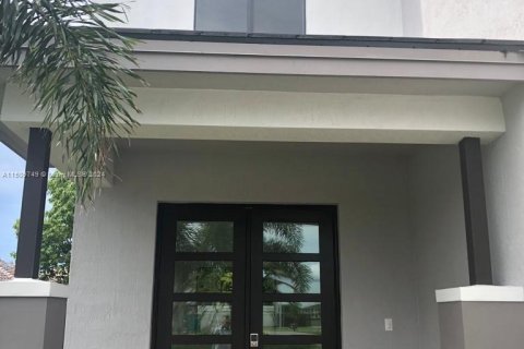 House in Miami Lakes, Florida 5 bedrooms, 362.69 sq.m. № 934175 - photo 2