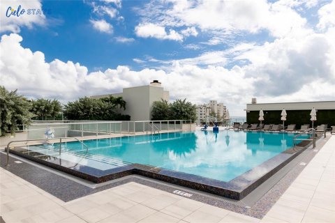 Condo in Hollywood, Florida, 1 bedroom  № 686489 - photo 9