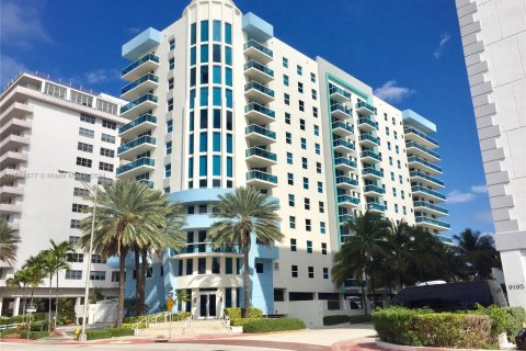 Condominio en venta en Surfside, Florida, 2 dormitorios, 93.09 m2 № 949731 - foto 1