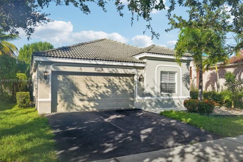 House in Weston, Florida 4 bedrooms, 169.55 sq.m. № 1333387 - photo 1