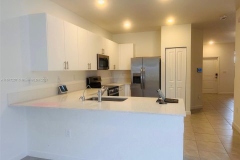 Townhouse in Miami, Florida 4 bedrooms, 169.08 sq.m. № 1330389 - photo 6