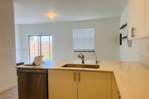 Townhouse in Miami, Florida 4 bedrooms, 169.08 sq.m. № 1330389 - photo 8