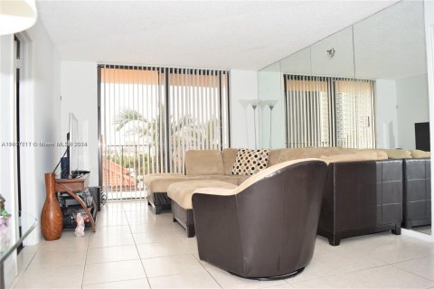 Condo in Sunny Isles Beach, Florida, 2 bedrooms  № 1387849 - photo 10