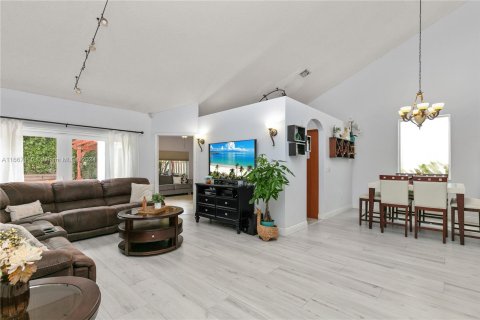 Casa en venta en Miramar, Florida, 3 dormitorios, 186.27 m2 № 1387850 - foto 3