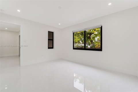 House in Miami, Florida 3 bedrooms, 142.05 sq.m. № 1428327 - photo 9