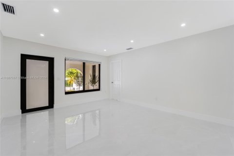 House in Miami, Florida 3 bedrooms, 142.05 sq.m. № 1428327 - photo 20