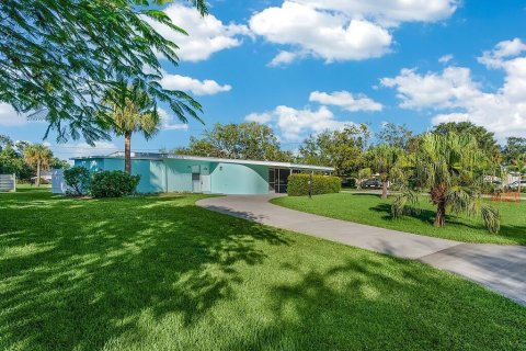 House in Vero Beach, Florida 3 bedrooms, 131.46 sq.m. № 860741 - photo 20