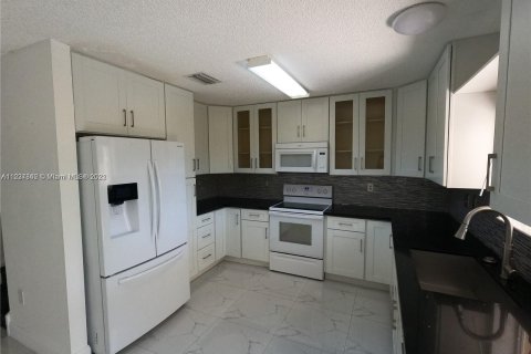 Townhouse in Miami, Florida 3 bedrooms, 113.34 sq.m. № 33339 - photo 5