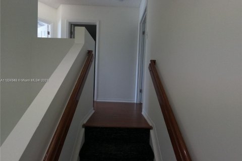 Townhouse in Miami, Florida 3 bedrooms, 113.34 sq.m. № 33339 - photo 7