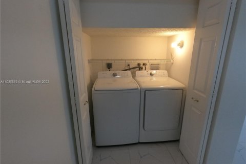 Townhouse in Miami, Florida 3 bedrooms, 113.34 sq.m. № 33339 - photo 16