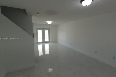 Townhouse in Miami, Florida 3 bedrooms, 113.34 sq.m. № 33339 - photo 3