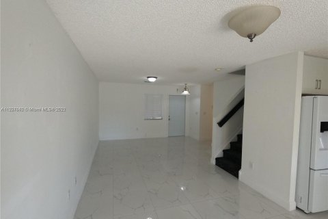 Townhouse in Miami, Florida 3 bedrooms, 113.34 sq.m. № 33339 - photo 4