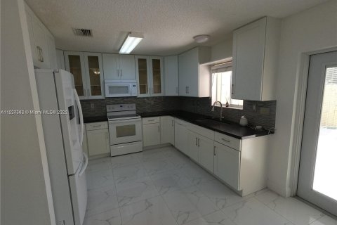 Townhouse in Miami, Florida 3 bedrooms, 113.34 sq.m. № 33339 - photo 6