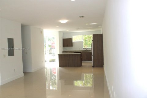 Townhouse in Hollywood, Florida 3 bedrooms, 150.13 sq.m. № 1352239 - photo 2