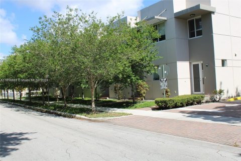 Townhouse in Hollywood, Florida 3 bedrooms, 150.13 sq.m. № 1352239 - photo 1