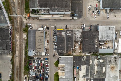 Commercial property in Hialeah, Florida № 967844 - photo 18