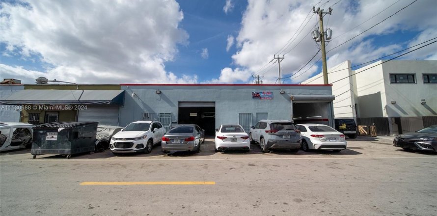 Commercial property in Hialeah, Florida № 967844
