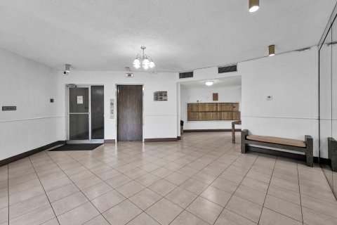 Condo in Lauderhill, Florida, 2 bedrooms  № 1121215 - photo 21