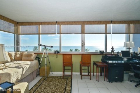 Condo in Miami Beach, Florida, 2 bedrooms  № 1215874 - photo 1