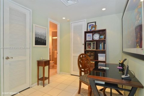 Condo in Miami Beach, Florida, 2 bedrooms  № 1215874 - photo 4