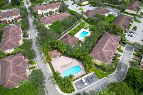 Townhouse in Royal Palm Beach, Florida 3 bedrooms, 175.03 sq.m. № 776546 - photo 8