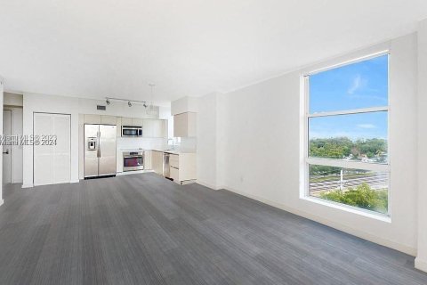 Condo in Miami, Florida, 1 bedroom  № 1389931 - photo 2