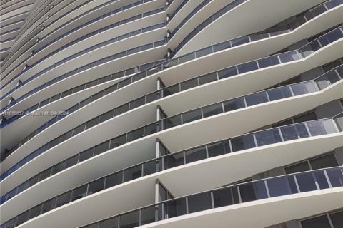 Condo in Miami, Florida, 1 bedroom  № 1389983 - photo 1