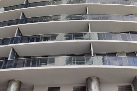 Condo in Miami, Florida, 1 bedroom  № 1389983 - photo 2