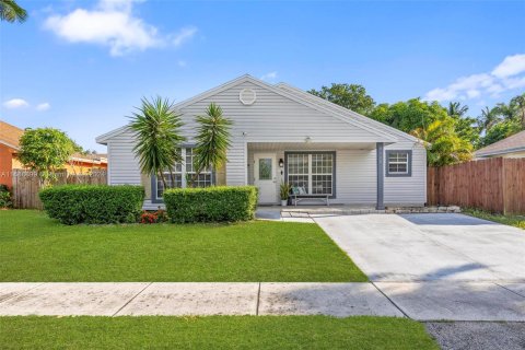 Villa ou maison à vendre à Pembroke Pines, Floride: 2 chambres, 96.15 m2 № 1431430 - photo 1