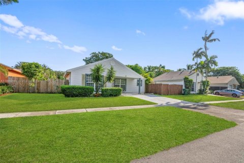 Villa ou maison à vendre à Pembroke Pines, Floride: 2 chambres, 96.15 m2 № 1431430 - photo 4