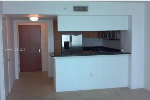 Condo in Miami, Florida, 1 bedroom  № 1384204 - photo 2