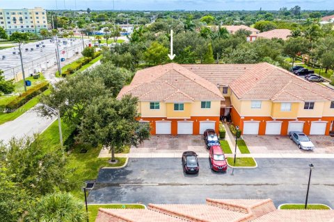 Townhouse in Davie, Florida 3 bedrooms, 131.55 sq.m. № 1384155 - photo 1