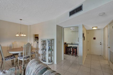 Condo in Lauderhill, Florida, 1 bedroom  № 1185492 - photo 3