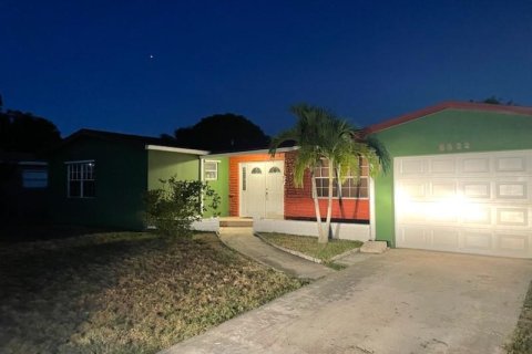 House in Margate, Florida 3 bedrooms, 171.68 sq.m. № 1224490 - photo 9