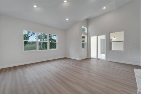 Villa ou maison à vendre à Zephyrhills, Floride: 4 chambres, 301.93 m2 № 1297883 - photo 19