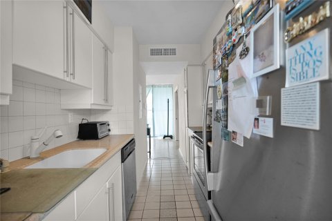 Condo in Fort Lauderdale, Florida, 2 bedrooms  № 1007694 - photo 12