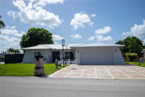 Casa en venta en Fort Lauderdale, Florida, 4 dormitorios, 166.3 m2 № 1320816 - foto 1