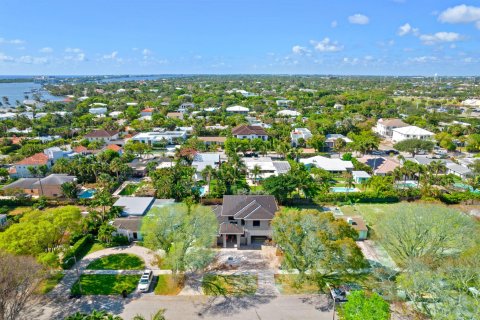 House in West Palm Beach, Florida 4 bedrooms, 310.48 sq.m. № 1178277 - photo 3