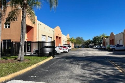 Propiedad comercial en venta en Miami, Florida № 1092637 - foto 13