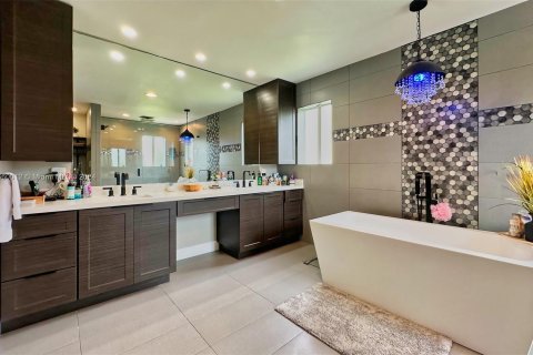 Casa en venta en Miami, Florida, 4 dormitorios, 211.07 m2 № 1365800 - foto 19