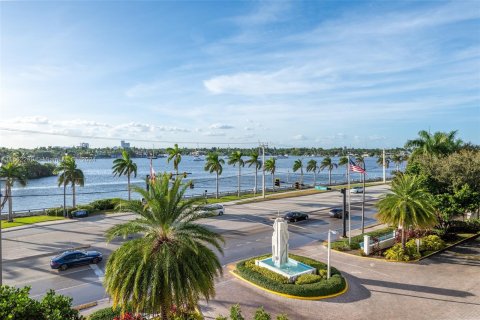 Condo in Hollywood, Florida, 2 bedrooms  № 1370425 - photo 23